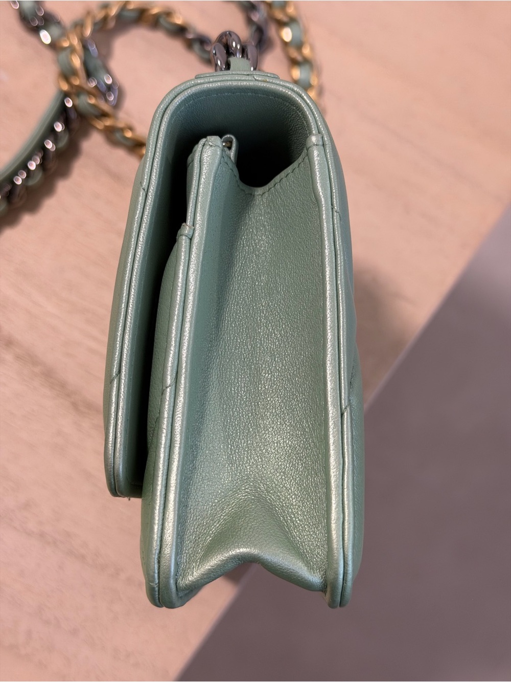 CHANEL 19 Wallet On Chain Green Metallic - Picture 2 of 9